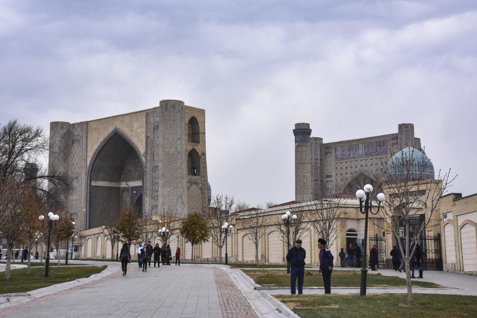 <p><strong>Şah-i Zinde (Yaşayan Şah) Mezarlığı </strong></p>
<p>Semerkant'ta yer alan önemli yapılardan Şah-i Zinde Mezarlığında, Emevilerin Horasan Valisi Said bin Osman'ın 676'da Semerkant üzerine düzenlediği seferde kuşatma sırasında şehit düşen Hz. Peygamber'in amcası Abbas bin Abdülmuttalip'in oğlu Kusam'ın de mezarının bulunduğu rivayet ediliyor. İslamiyette şehit düşenlerin ölmediğini vurgulayan ayete dayanarak, Kusam bin Abbas'a da "Şah-i Zinde" yani yaşayan, diri şah denildiği ve mezarlığın da ismini buradan aldığı biliniyor. </p>
