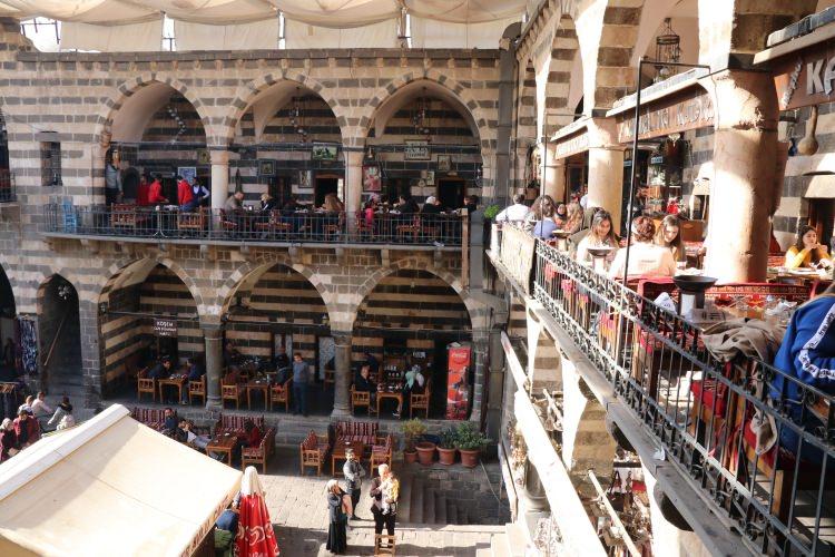 <p>İstanbul'dan Kader Karataş, yaklaşık 5 yıl önce de kente geldiğini belirtti. "Diyarbakır muhteşem olmuş." diyen Karataş yapılan hizmetlerin şehirde fark yarattığını anlattı. Diyarbakır'ın tarihini bu gezi ile daha iyi öğrenme fırsatı bulduklarını ifade eden Karataş, "Gerçekten çok çok beğendim. Alanlar, yapılan hizmetler, yollar gerçekten muhteşem. Diyarbakır'a hayran kaldık. Herkese buraya gelmesini tavsiye ediyoruz. İstanbul'a unutamayacağımız güzel anılarla dönüyoruz." dedi.</p>
<p> </p>