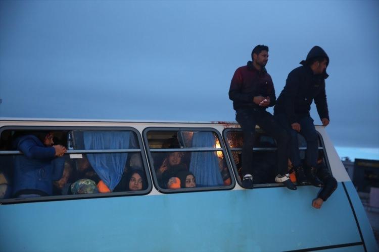 <p>Aşırı yağış nedeniyle bazı yollar trafiğe kapatılırken iki servis minibüsü kısmen yan yattı. </p>
<p> </p>