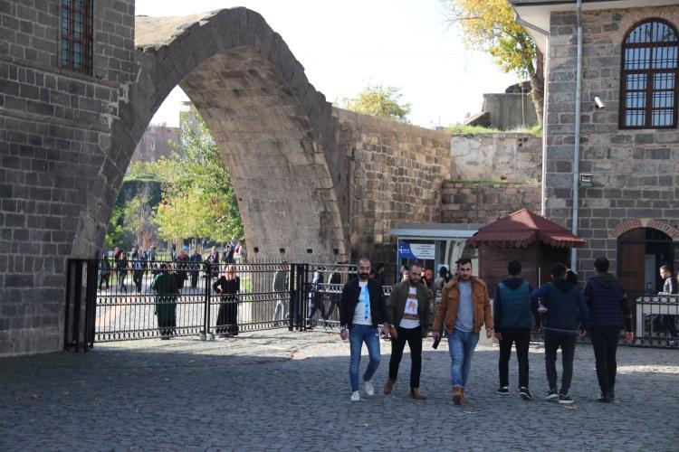 <p>Medeniyetler şehri Diyarbakır, bir dönem güvenlik gerekçesiyle gölgede kalan UNESCO Dünya Kültür Mirası Listesi'nde yer alan tarihi surları, İslam aleminin 5. Harem-i Şerif'i olarak kabul edilen Ulu Cami, İçkale Müze Kompleksi, peygamber makamları ve türbeleri ile zengin tarihi ve kültürel potansiyeli bünyesinde barındırıyor.</p>
<p> </p>