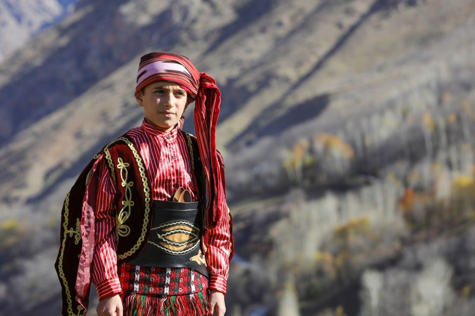 <p>Van'ın Çatak ilçesinde öğrenciler, kaymakamlıkça yürütülen çalışma kapsamında öğrendikleri farklı yörelere ait halk oyunlarını bölgenin doğal güzellikler arasında sergiliyor.</p>