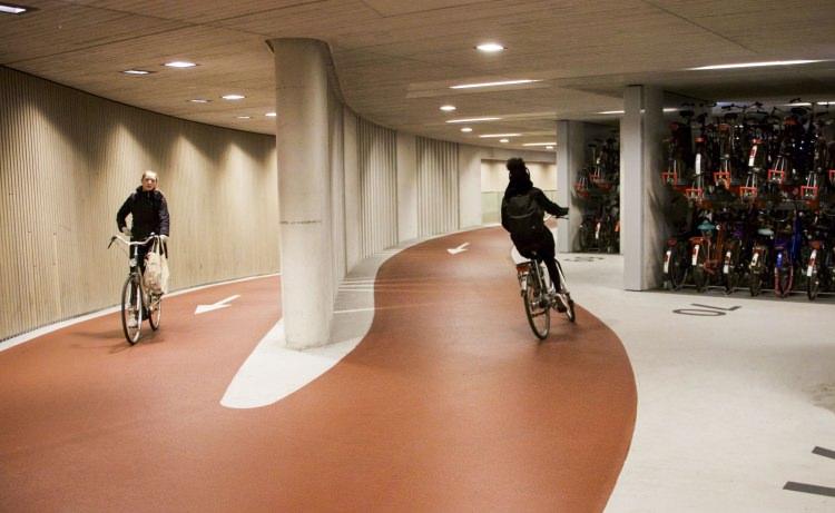 <p>Hollanda'da yaşam biçimi ve günlük hayatın parçası bisiklet, 7'den 70'e herkes tarafından kullanılıyor. </p>
