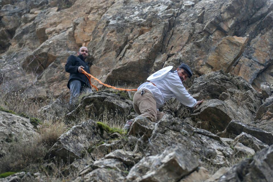 <p><strong>"Kayalıkların arasından zorlukla ilerliyoruz"</strong></p>
<p>Hadi Semo da balın bulunduğu kayalıkları ilkbaharda belirlediklerini, sonbaharda da hazırlıkları yaparak tırmanış gerçekleştirdiklerini dile getirdi.</p>