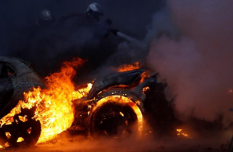 <p>Fransa'da, akaryakıt zamları ülke genelinde protesto edilirken, başkent Paris'te eylemciler çok sayıda aracı ateşe verdi.</p>
