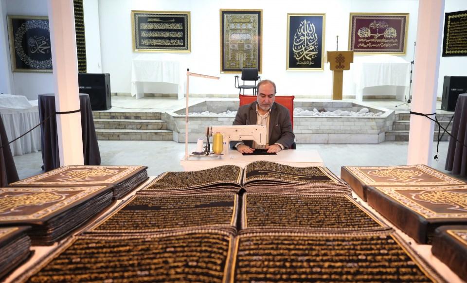 <p>Kuran-ı Kerim'i, kumaş üzerine nakşeden Hadri, 2000'de başladığı eserini 12 yılda tamamlayarak ilk sergisini İran'da açtı. </p>
<p> </p>