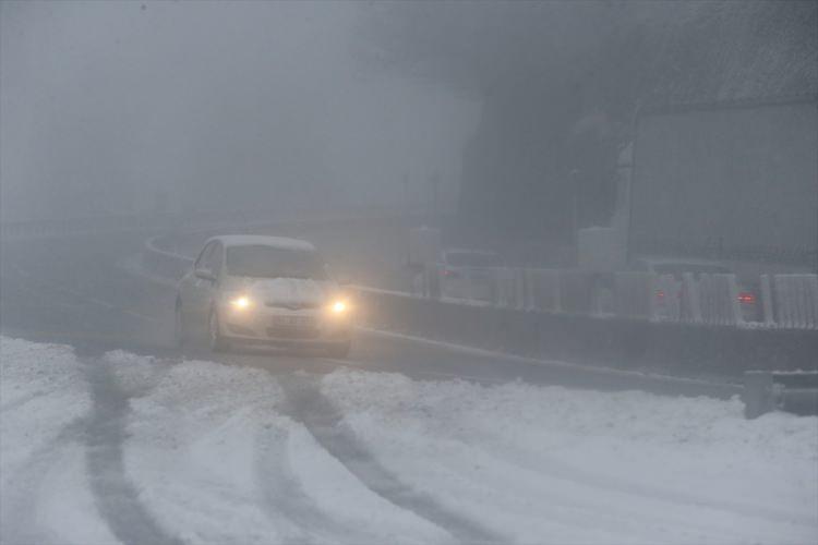 <p>"Özellikle kara yollarında meydana gelebilecek ulaşımda aksamalar gibi olumsuzluklara karşı başta sürücüler olmak üzere vatandaşlarımız dikkatli ve tedbirli olmalıdır. Zirai faaliyetler ve seracılığın yapıldığı ve devam ettiği kıyı kesimlerimizde önümüzdeki hafta sonuna kadar zirai don hadisesi beklenmiyor. Yağışlar ve hava durumundaki bu gelişmeler mevsim şartları ve beklentilere uygundur. Vatandaşlarımızın kuvvetli hava olaylarının can ve mal kayıplarına yol açan zararlı etkilerinden korunabilmesi için meteorolojik tahmin ve uyarıları takip etmeleri önem arz ediyor."</p>