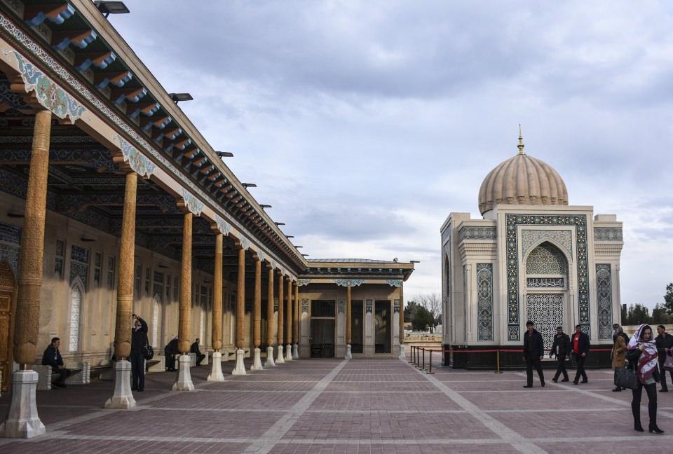 <p><strong>Registan Meydanı</strong></p>
<p>Şehrin merkezi olarak bilinen ve Farsçada "kumlu yer" anlamına gelen Registan Meydanı, Semerkant'ın en önemli simgelerinden biri. Kentin kalbi olan meydanın çevresinde dört eyvanlı avluya sahip Uluğ Bey Medresesi'nin ön planda olduğu toplam üç medrese yer alıyor. Görkemli duvar süslemelerine sahip medreselerin kapılarında çiniler üzerinde elle nakşedilmiş Kur'an-ı Kerim'den ayet ve sureler mevcut.</p>