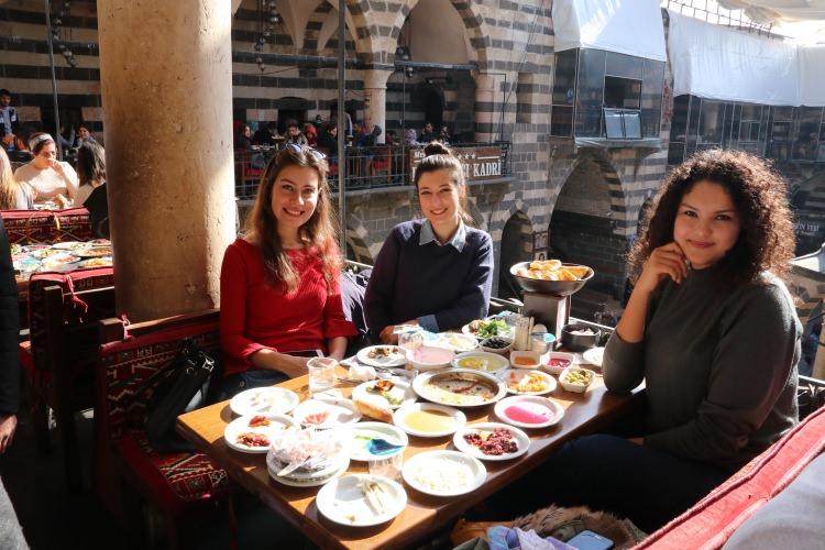 <p> "Çok güzel bir sezon geçirdik"</p>
<p>Diyarbakır Hilton Otel Genel Müdürü Selda Çiçek Veske, bu yıl kentin turizmde çok güzel bir ivme yakaladığını söyledi. Kente ilginin çok yüksek olduğuna dikkati çeken Veske, "Müthiş bir talep var. Yaklaşık yüzde 60'lık bir artıştan bahsedebiliriz. Kent hem yerli hem de yabancı turistlerin ilgi odağı haline geldi. Bu ivme de ziyadesiyle bizi mutlu ediyor." dedi.</p>