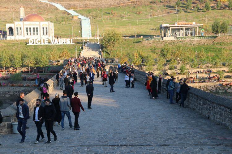 <p>Güzel bir sezon geçirdiklerini vurgulayan Veske, özellikle ilkbahar ve sonbahar aylarının çok yoğun geçtiğini aktardı. Veske, "Türkiye'nin dört bir tarafından gelen turistlerimizi ağırladık. Çok güzel bir sezon geçirdik." diye konuştu.</p>

<p> </p>
