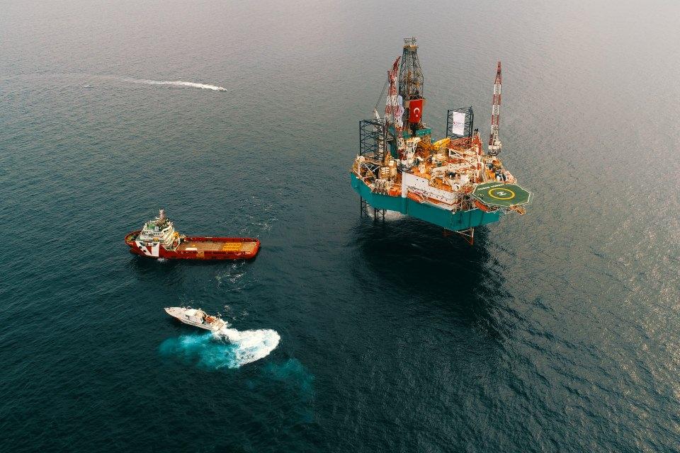<p>Buradaki yaklaşık 60 gün sürecek çalışmalar tamamlandıktan sonra sondaj platformu, Adana'nın Karataş ilçesinin yaklaşık 9 mil açığına römorkörler vasıtasıyla çekilecek.</p>
<p> </p>