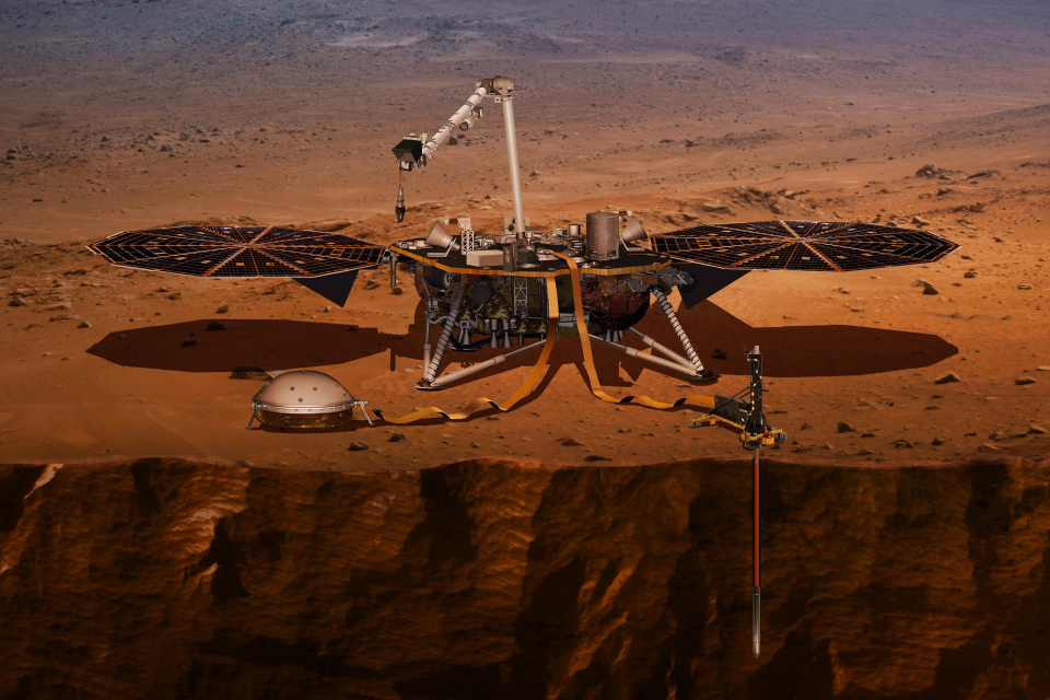 <p>NASA'dan yapılan açıklamada, InSight uzay aracının, 6 ay süren uzay yolculuğunun ardından TSİ akşam sularında Mars'ın yüzeyine iniş yapacağı bildirildi.</p>

<p> </p>
