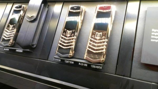 <p> Aslında orada altından yapılmış her şeye sahip olunabilir. Hatta indirimli altın telefonlara bile </p>
<p> </p>