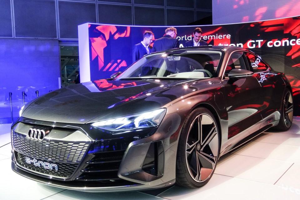 <p>Bugün görücüye çıkacak en çok ilgi çeken beş konsept araç arasında 590 beygir gücüne sahip Audi e-Tron GT yer alıyor. 2021 yılında satışa çıkması planlanan elektrik motorlu e-Tron tam şarjlı motorla 400 kilometre mesafeye ulaşabiliyor. Çin elektrikli araba üreticisi Byton da LA Auto Show’da K-Byte modelini sunuyor. 2021 yılında satışa sunulması beklenen K-Byte otonom sürüş becerileri ile ön planda. </p>
