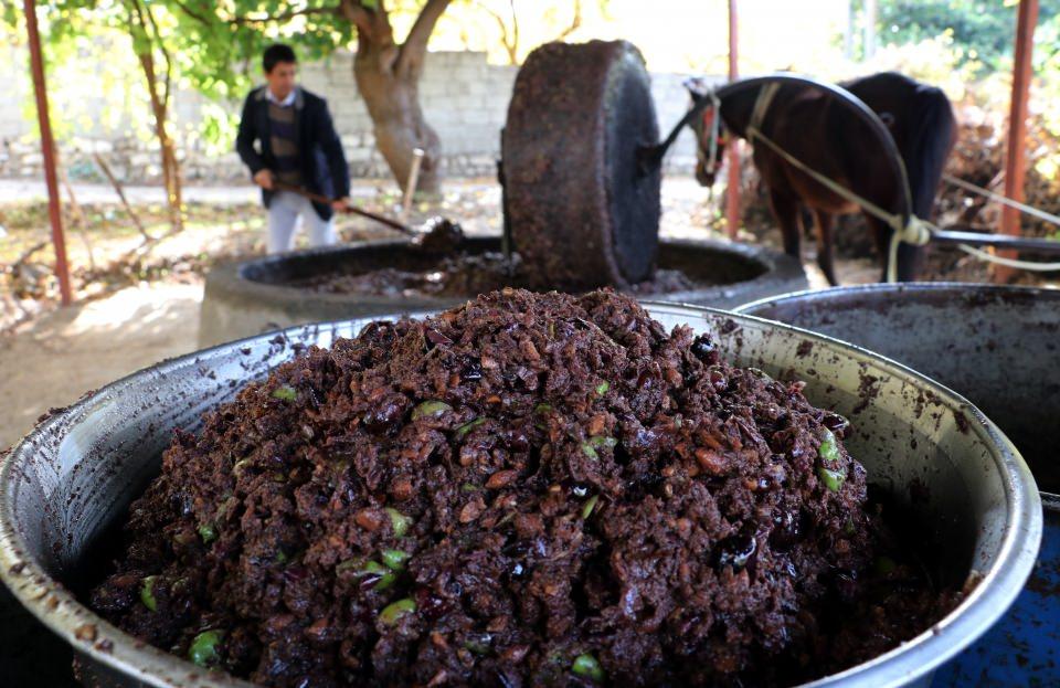 <p>Hatay'ın Altınözü ilçesinde, beygir gücüyle çevrilen taş değirmende zeytinlerin ezilmesiyle elde edilen doğal zeytinyağı, yurt içinin yanı sıra Avrupa ülkelerinden müşterilere satılıyor.</p>
