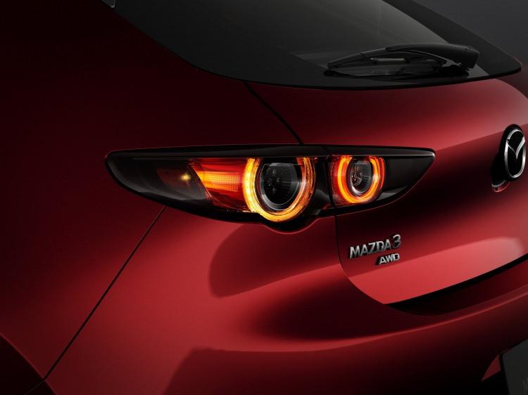 <p>Mazda3 adını paylaşmalarına rağmen, hatchback ve sedan modelleri farklı kişiliklere sahiptir – hatchback tasarımı dinamik, sedanınınki ise zariftir.</p>