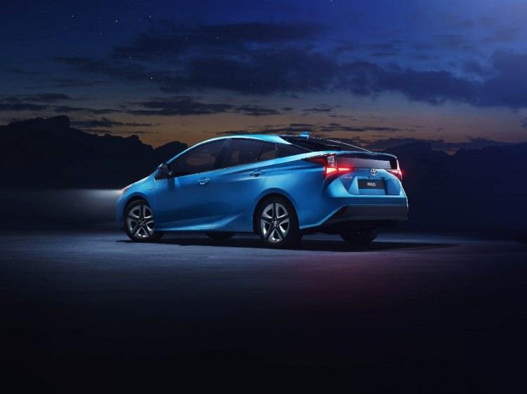 <p>Toyota’nın ilk akıllı ve elektrikli dört çeker sistemi Hybrid AWD-i’nin kullanıldığı 2019 model yeni Toyota Prius, ilk kez Los Angeles Otomobil Fuarı’nda gösterildi.</p>
