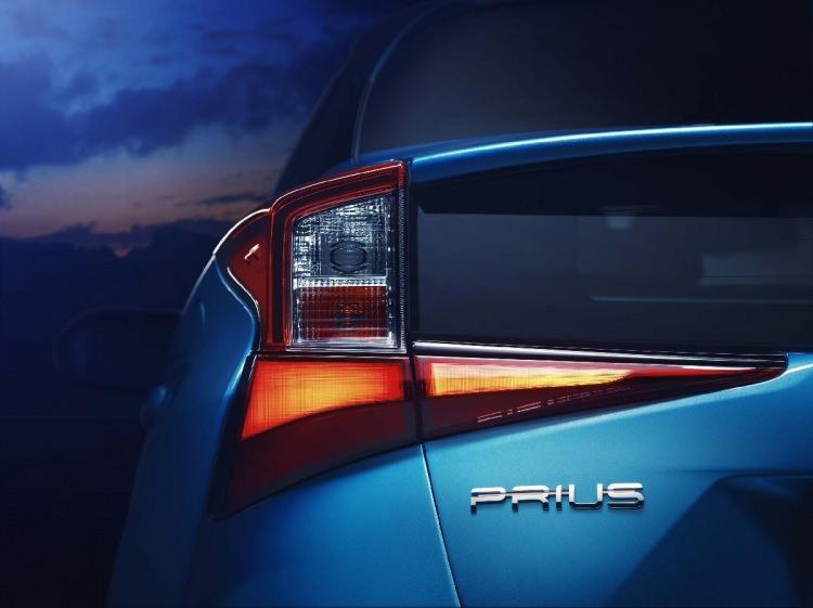 <p>Bugün 13 milyona yaklaşan aşan hibrit otomobil satış adedine sahip olan Toyota'nın öncü modeli Prius'un yeni jenerasyonunda arka aksta gerektiğinde ekstra tahrik sağlayan yüksek torklu bir elektrik motoru kullanıldı.</p>
