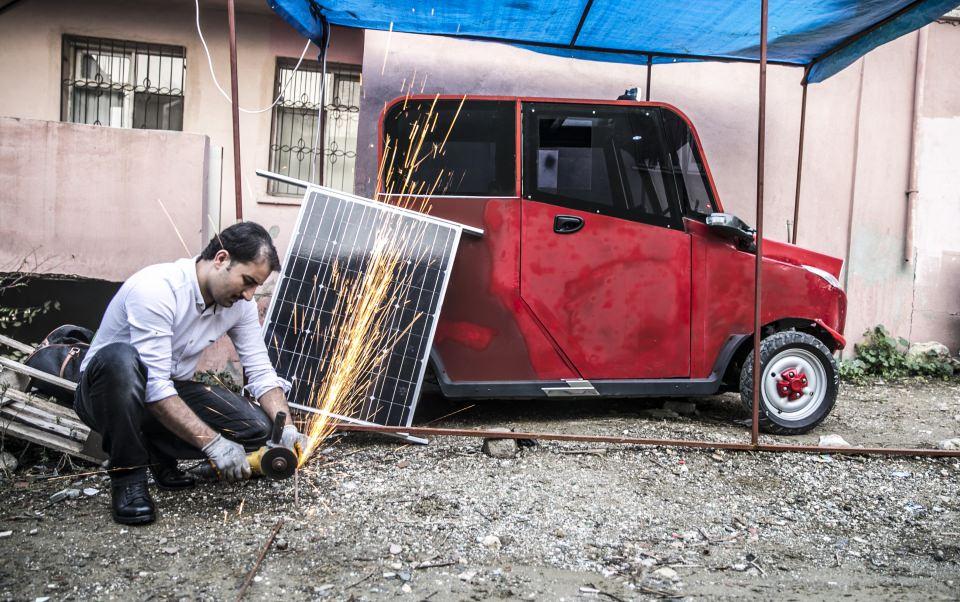 <p>Hatay'da yaşayan Suriyeli mühendis Muhammed Abdo, çocukluğundan bu yana hayal ettiği güneş enerjisi ve elektrikle çalışan otomobili, hurda malzemelerle yapmayı başardı. </p>
