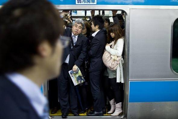 <p>Japonya, dünya genelinde çalışma saatlerinin en uzun olduğu ülkelerden biri. Ülkede son yıllarda çok çalışmaya bağlı ölüm olaylarında da artış var.</p>
