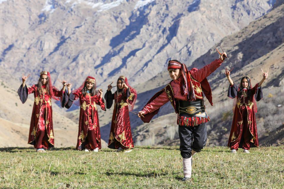<p>"Çocukların halk oyunlarındaki isteğini ve yeteneğini görünce biz de üzerine bir şeyler katmaya çalışıyoruz ve çok güzel çalışmalar ortaya çıkıyor. Folklor anlamında çok profesyonel çalışmıyoruz ama çocuklar enerjilerini atabiliyorlar. Sosyal yönden aktif olunca derslerdeki başarıları da artıyor. 'Ben folklor ekibindeyim' dedikleri zaman öz güven artışı oluyor." </p>
<p> </p>