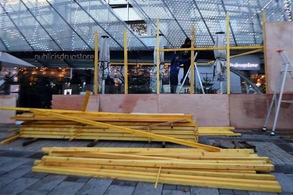 <p>Paris'in en lüks caddesi kabul edilen Şanzelize'de esnaf, iş yerlerinin vitrin ve girişlerini metal ve tahta plakalarla kapattı.</p>
<p> </p>