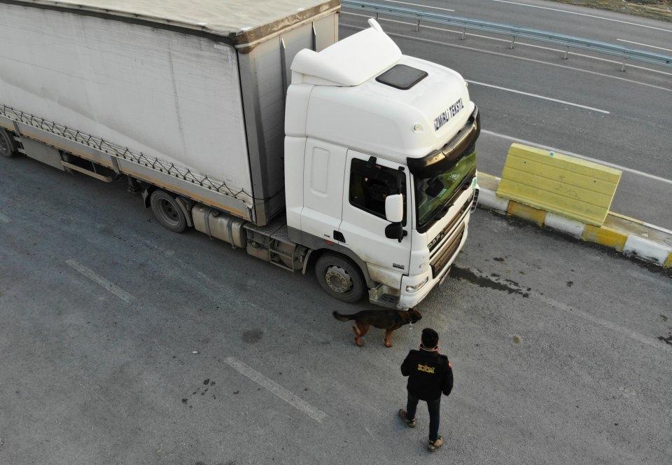 <p>Bir çoğuna Odin'in de katıldığı operasyonlarda, 1 ton 519 kilo 458 gramı eroin, 5 kilo 23 gramı esrar, 313 gramı bonzai, 11 kilo 233 gramı afyon sakızı, 1 kilo 85 gramı metamfetamin ile çeşitli uyuşturucu maddeler olmak üzere toplam 1 ton 537 kilo 112 gram uyuşturucu ele geçirildi.</p>
<p>Ayrıca 134 bin 716 uyuşturucu hap ele geçirilen operasyonda, bu suçlara karışan 235 şüpheli hakkında yasal işlem yapıldı.</p>
<p>Narkotik polisinin kent genelinde uyuşturucu kullanımının önlenmesi ve suça karışanların yakalanması amacıyla yürüttüğü çalışmalar kararlılıkla sürüyor.</p>