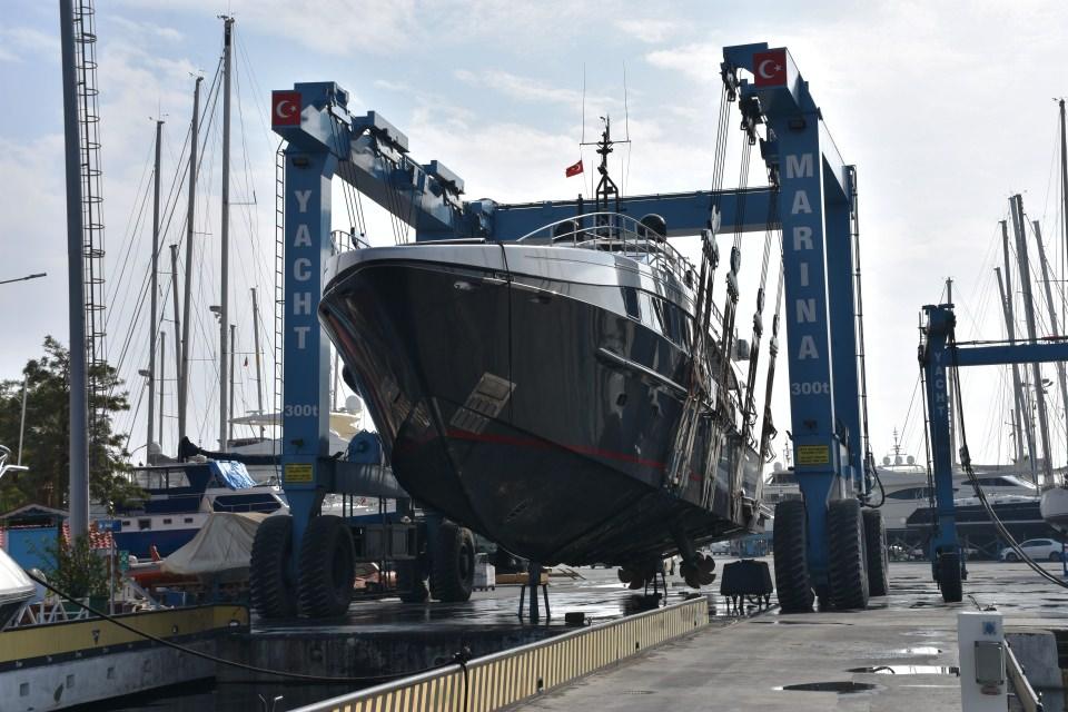 <p><strong>"Diğer arkadaşlarım olmayınca ben bir hiçim"</strong></p>
<p>Lift ekiplerinin 10-11 kişiden oluştuğunu vurgulayan Gökgedik, "Ben lift operatörüyüm, lift kullanıyorum. Diğer arkadaşlarım olmayınca ben bir hiçim. Bu iş ekiple oluyor. Kılavuzlarım beni yönlendirmezse bir yere gidemeyiz. Yorucu, zorlu bir iş. Yağmur da bile çalıştığımız olur. İsteyen herkes lift operatörü olabilir. Ancak zaman sabır gerekli." diye konuştu.</p>