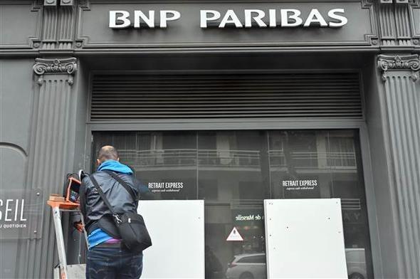 <p> Fransız medyası Perşembe günü, hükümetin olası bir darbe girişiminden çekindiğini ve istihbarat teşkilatının da silahlı grupların düzenleyeceği saldırılara karşı uyarıda bulunduğunu iddia etmişt</p>