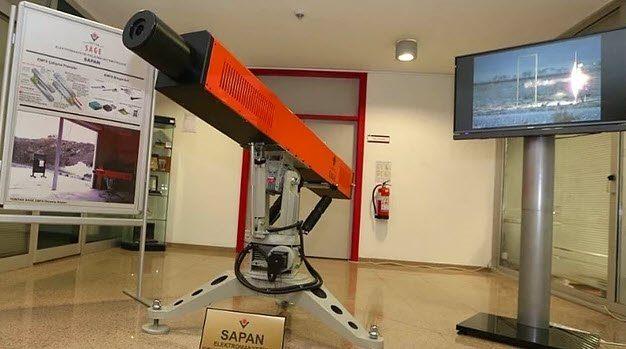 <p>SAPAN</p>

<p>TÜBİTAK tarafından geliştirilen ilk milli elektro manyetik silah Sapan, sadece enerji kullanarak barutsuz mermi atabiliyor. Elektro manyetik enerji sayesinde mermiler, sesin 10 katı hızda hedefe ulaşabiliyor. Sapan'ın testleri 2014 yılında yapılırken ilk prototip üretimi de tamamlandı. Dünyada elektro manyetik top teknolojisini üretebilen sadece iki firma bulunuyor.</p>

<p>.</p>
