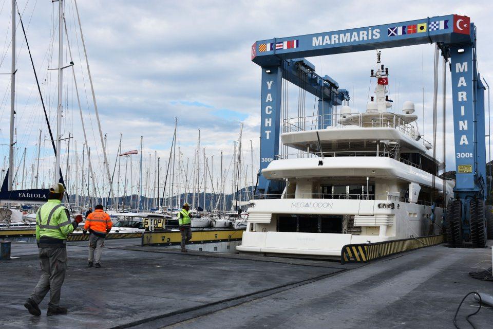 <p><strong>"Biz de çok dikkatli ve özenli çalışıyoruz"</strong></p>
<p>Milyon avroluk, tonlarca ağırlıktaki mega yatları lift yardımıyla kaldırdıklarını belirten Gökgedik, "Her işin bir ağırlığı, riski var. Biz de zorlanıyoruz, ekip olarak çalışıyoruz. Çok pahalı araçlar bunlar. Bizde çok dikkatli ve özenli çalışıyoruz. Riski çok büyük. Haliyle de sıkıntısı da büyük oluyor. Her zaman tedbirliyiz. İlave tedbirler alıyoruz. Riski büyük olunca korku da oluyor." dedi.</p>