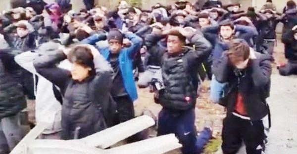 <p>Sendikalar da sahaya iniyor</p>
<p>Fransa’da sendikalardan da Sarı yelekliler’e destek kararı çıktı. Ülkenin en büyük sendikalarından Genel İş Konfederasyonu (CGT) ve İşçi Gücü’nün (FO) çağrısıyla nakliye şirketleri de pazar akşamı itibarıyla süresiz greve gidecek.</p>
