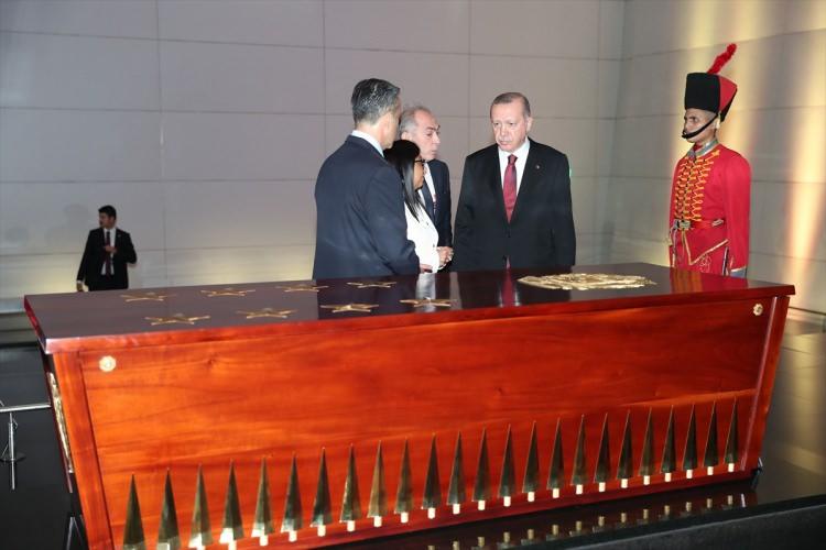 <p>Türkiye Cumhurbaşkanı Recep Tayyip Erdoğan, Venezuela’nın başkenti Karakas’taki temasları kapsamında Simon Bolivar Anıt Mezarı'nı ziyaret etti.</p>

<p> </p>
