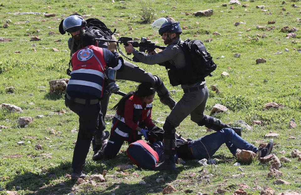 <p><strong>İsrail güçlerinden sağlık ekibine şiddet</strong></p>

<p>Ramallah'taki Birzeit Üniversitesi öğrencileri, İsrail özel güçlerinin, üniversitenin öğrenci konseyi başkanını gözaltına almasını protesto için gösteri düzenledi. İsrail güçlerinin göstericilere müdahalesi sonucu bazı Filistinliler yaralandı. Yaralanan Filistinlilere ulaşmaya çalışan sağlık ekipleri, İsrail güçlerince şiddet uygulanarak engellendi. </p>

<p>Issam Rimawi  </p>
