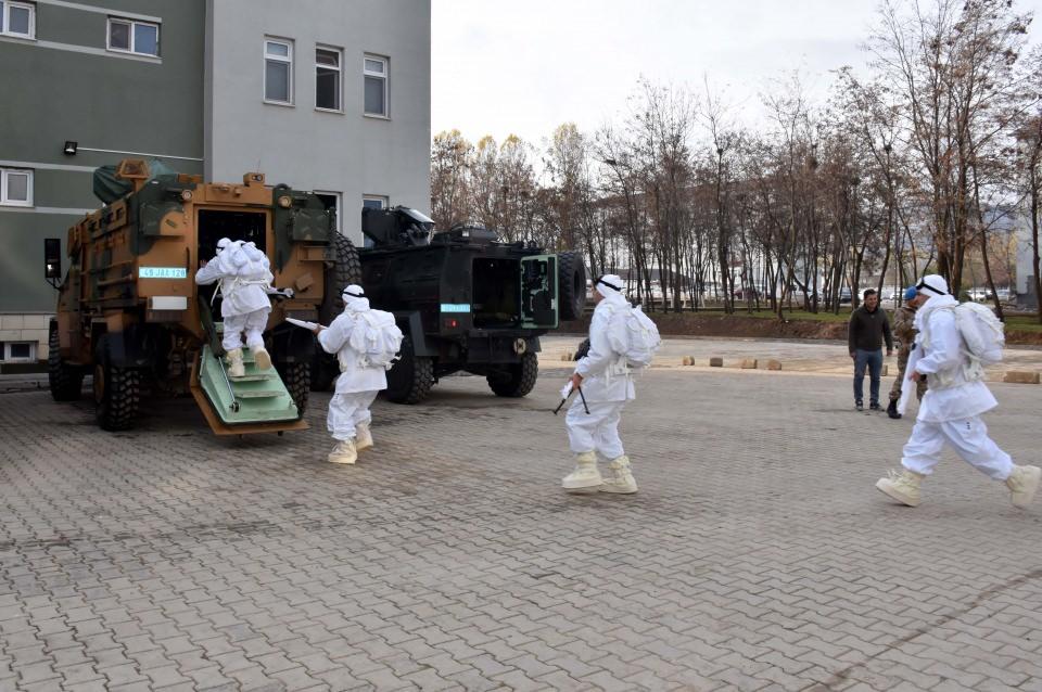 <p>Terör örgütü PKK'ya göz açtırmayan özel birliğe, operasyon esnasında eğitimli mayın arama köpeği "Eksen" de eşlik ediyor. </p>

<p> </p>
