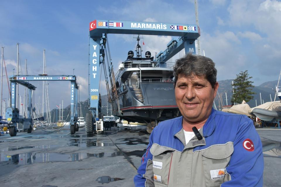 <p>Gökgedik, liftin tekerinin yanına geldiğinde kendisini küçük ama çok güçlü de hissettiğini söyleyerek, "Lift havuzdan yatı kaldırdığı zaman ben de omuzluyorum gibi hissettiğim oluyor. Benim de yatı kaldırırken zaman zaman dişlerimi sıktığım oluyor. Liftle birlikte kendimi ister istemez zorladığım oluyor. Psikolojik olarak da atmosferi yaşıyorum." ifadesini kullandı.</p>
<p> </p>