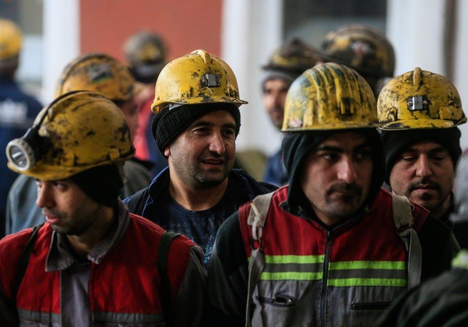 <p>Vardiyalarına göre geldikleri ocakta hazırlıklarını yapıp ekipmanlarını kontrol eden ve yer altına inen madencilerin her biri ayrı hikayeyi barındırıyor.</p>
<p> </p>