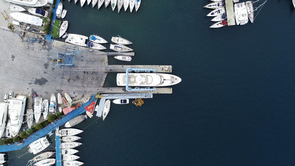 <p>Lift ekibinde kılavuzluk yapan Ertuğrul Gönül ise lift operatörünü yönlendirdiğini belirterek, yaptığı işi "lift operatörünün gözü" olarak nitelendirdiğini kaydetti.</p>
<p> </p>