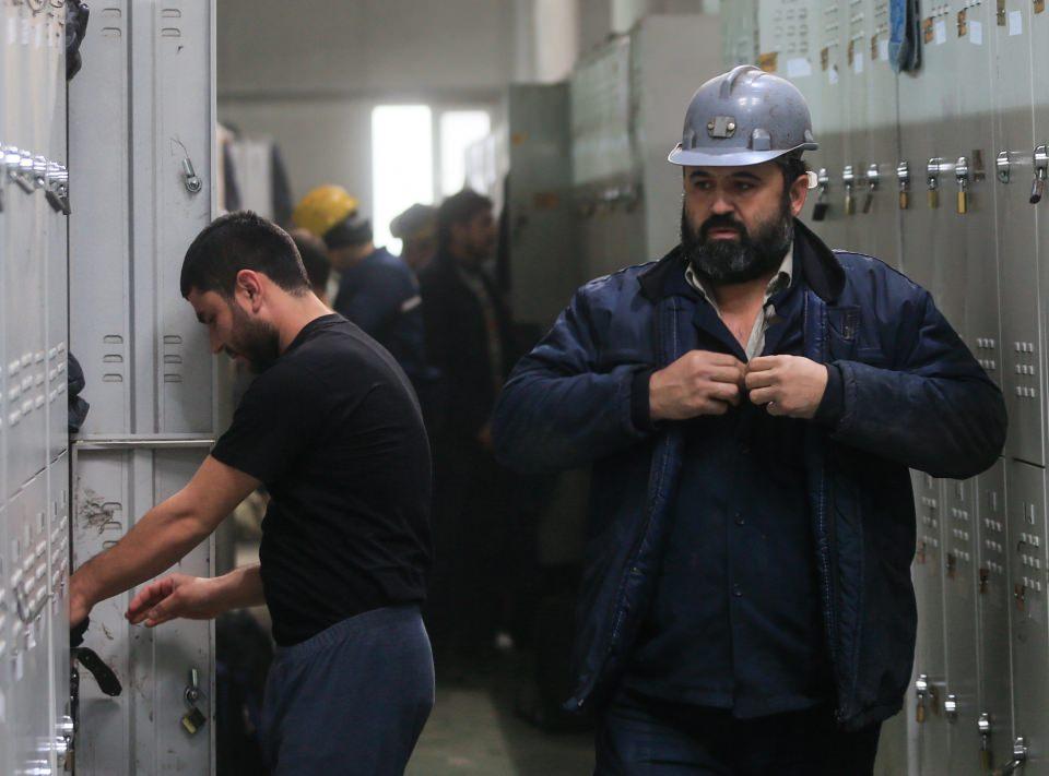 <p>Madenciliği dünyada yapılacak en son işlerden biri olarak gördüğünü aktaran 32 yaşındaki Muhammet Demirci de 11 yıldır madenlerde çalıştığını belirterek, "Soma'da bulunan pek çok arkadaşım gibi ben de madende çalışmak için Zonguldak'tan buraya göç ettim. Kömür, ekmeğim. Ocak ve kömür olmazsa ben yaşayamam. Maden zor da olsa ekmeğimi helal yoldan kazanmanın yolu." ifadelerini kullandı. </p>
<p> </p>