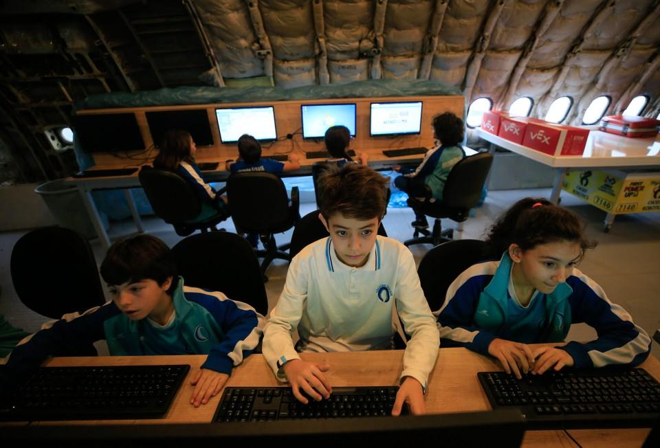 <p>Derslik fonksiyonunun yanı sıra kütüphane olarak da hizmet veren uçakta okuma bölümü oluşturuldu. Öğrencilerin eğlenceli vakit geçirmesi için bir de uçuş simülatörü konulan uçakta çocuklar, simülatörde İzmir üzerinde bir tur attıktan sonra okulun bulunduğu yere dönüyor.</p>
<p> </p>