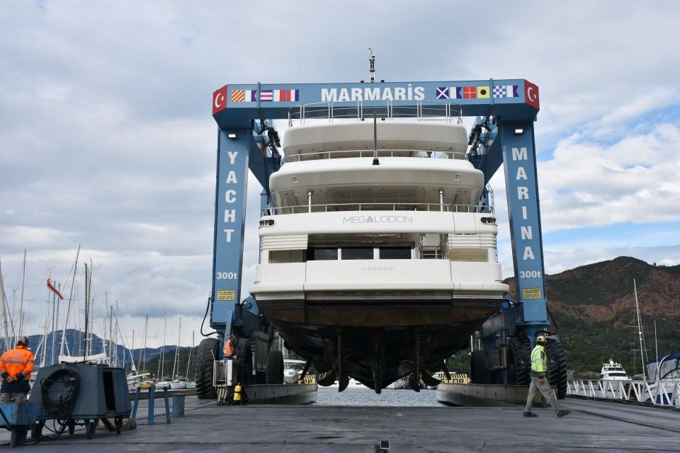 <p>Marmaris Yat Marina Genel Müdürü Bora Kök de lift operatörleri ve ekibinin marinanın en önemli iş gücü olduğunu, marinanın yükünü çektiklerini kaydetti.</p>
<p> </p>