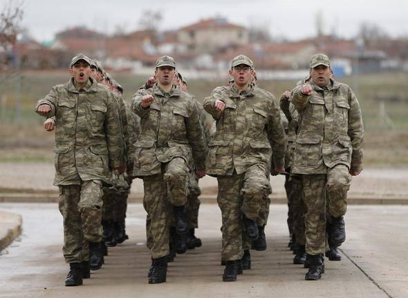 <p>MUHAREBE EĞİTİMİ<br />
<br />
Bedelli askerlik yükümlülerinin bir diğer eğitimi ise tek er muharebe eğitiminden oluşuyor. Askerler bu kapsamda yön tayini ve mesafe tahmini eğitimleri de alıyor.</p>