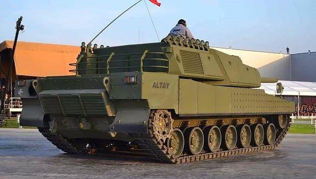 <p>ALTAY</p>

<p> </p>

<p>ALTAY Türkiye'nin özgün tasarım ürünü üçüncü nesil+ ana muharebe tankıdır.</p>

<p> </p>

<p>Türkiye'nin en büyük kara platform projesi kapsamında geliştirilen ALTAY, Türk Silahlı Kuvvetleri'nin gelecek ihtiyaçlarına cevap vermek üzere tasarlanmıştır.</p>

<p> </p>

<p>Son teknolojiyi kullanan ALTAY artılmış bekaa kabiliyeti, hareket kabiliyeti ve atış gücüne sahiptir.</p>

<p> </p>

<p>Altay tankı seri üretimi için zaman çizelgesine de yer verildi. Buna göre, şirket seçimi 2017'de yapılarak sözleşme imzalanacak. 2018-2019'da üretim hattı ve kalifikasyon testleri tamamlanacak. 2020'de ise 15 adet, 2021'de 20 adet tank üretilecek.</p>

<p> </p>

<p>.</p>
