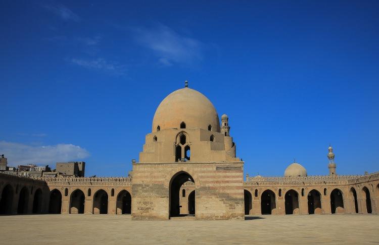 <p><strong>Memlük Sultanı Laçin döneminde restorasyon</strong></p>

<p>Sanat tarihçileri, Memlük Sultanı Laçin döneminde aslına uygun olarak restore edilen Tolunoğlu Ahmet Camisi'nin, mimarisi ve süslemeleriyle Abbasi geleneğini, özellikle Samarra üslubunu devam ettiren bir eser olduğunu kaydediyor.</p>
