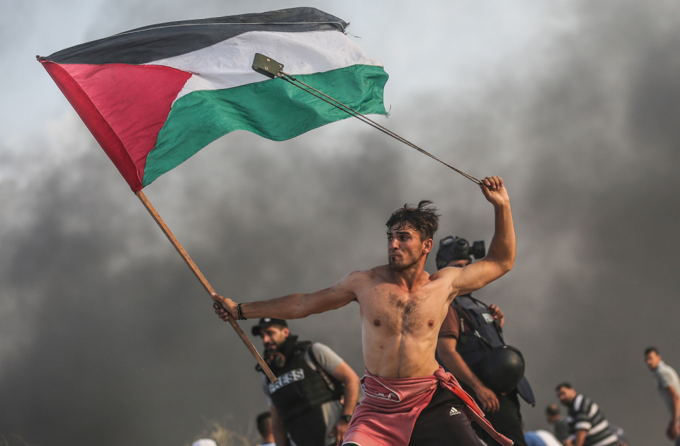 <p><strong>Haber Kategorisi</strong></p>

<p><strong>Filistin direnişinin sembolü genç</strong></p>

<p>Filistinliler, Gazze ablukasının kaldırılması talebiyle düzenlenen deniz eylemi kapsamında 13'üncü kez kuzey sahil sınırında toplandı. Bir elinde Filistin bayrağı diğer elinde ise sapan olan Filistinli Aid Ebu Amr'ın fotoğrafı direnişin sembollerinden oldu. </p>

<p>Mustafa Hassona  </p>
