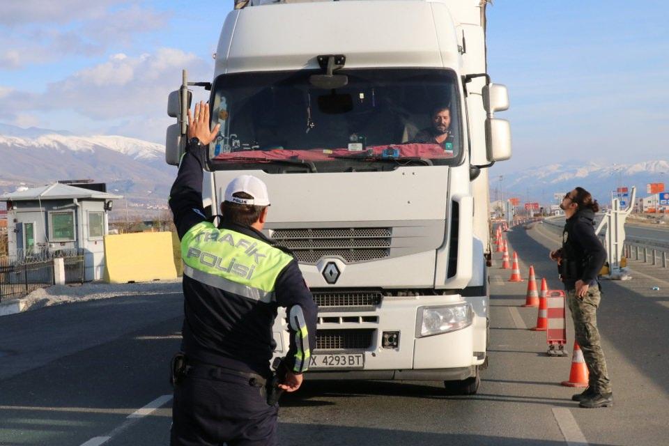 <p>Narkotik timlerinin, risk analizi yaparak durdurduğu tırda, hassas burun Odin'in tepki vermesiyle arama gerçekleştirildi.</p>
<p> </p>