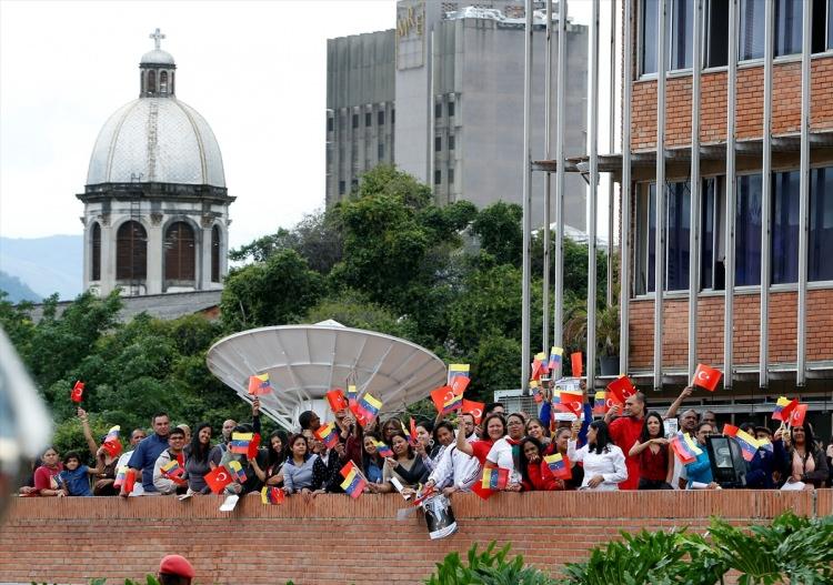 <p>Türkiye Cumhurbaşkanı Recep Tayyip Erdoğan, Venezuela’nın başkenti Karakas’taki temasları kapsamında Simon Bolivar Anıt Mezarı'nı ziyaret ederek çelenk bıraktı. Cumhurbaşkanı Erdoğan, ziyaret sonrası ellerinde Venezuela ve Türk bayraklarıyla kendisinde sevgi gösterisinde bulunan Venezuelalıları selamladı. Erdoğan'a Venezuela'da yoğun ilgi gösterdiler.</p>

<p> </p>
