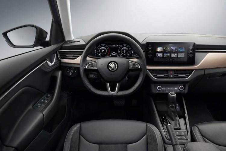 <p>Skoda Connect adı verilen yeni nesil bilgi-eğlence sistemi, dahili bir eSIM bağlantısı ile sistem ve harita güncellemelerine erişebiliyor. Bununla birlikte mikrofiber kumaş koltuklar, çift renkli LED ambiyans aydınlatması ve yumuşak iç döşeme de konfor alanında göze çarpıyor.</p>