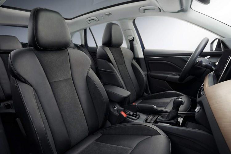 <p>Boyut olarak hatchback ve station wagon arasına konumlandırılan yeni Scala, VW Golf ve Audi A3 Sportback gibi rakiplerinin arasına yerleşiyor. 4.362 mm uzunluk, 1.793 mm genişlik ve 1.471 mm yüksekliğe sahip Skoda Scala’nın aks mesafesi ise 2.649 mm olarak belirlenmiş.</p>