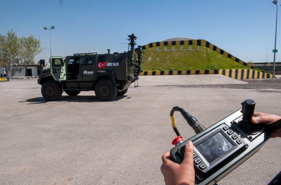 <p>Mevcut zırhlılar insansız da görev yapacak</p>
<p>Ağır Sınıf İnsansız Kara Araçları kategorisinde ise öncelikle envanterde bulunan taktik tekerlekli ve paletli kara araçlarının insansızlaştırılması, bununla birlikte araçları insansızlaştırmak için asgari hazır bulunuşluk gereksinimleri göz önüne alınarak geliştirilecek insansızlaştırma kitinin ve bu kitin uygulanabileceği asgari araç özelliklerinin belirlenmesi hedefleniyor.</p>
<p>Bu kapsamda insansızlaştırılan platformların lojistik hizmetler, riskli arazi kesimlerinde keşif ve ulaştırma hizmetleriyle yüksek ateş gücü ve hareket kabiliyetini kullanarak düşmana yaklaşma ve gerektiğinde etkisiz hale getirme amaçlarıyla kullanılması planlanıyor.</p>
<p>Söz konusu araçlar her türlü hava, arazi ve görüş şartlarında uzaktan kumandalı/yarı otonom görev yapabilecek, istendiğinde insan tarafından normal bir platform gibi kullanılabilecek, üzerindeki kameralardan gelen görüntüler uzaktan kontrol birimine gönderilebilecek, platformun görev kritik alt sistemleri (far, fren, gaz, vites, direksiyon ve benzeri), üzerindeki silah, çevre izleme ve karıştırıcı sistem gibi faydalı yükler uzaktan kontrol edilebilecek.</p>