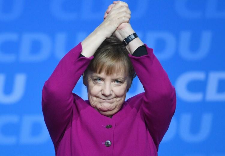 <p>Amerika'nın ekonomi dergisi Forbes, dünyanın en güçlü 100 kadınını mercek altına altına alarak yeni sayısında liste yayınladı. Almanya Başbakanı <span style="color:#800080"><strong>Angela Merkel</strong></span>, 8’inci kez ‘dünyanın en güçlü kadını’ seçildi. </p>
